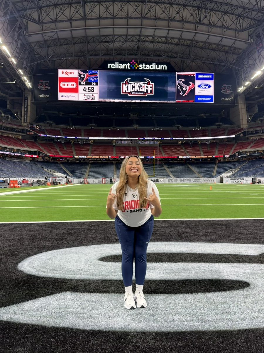 _lexipedraza24's tweet photo. We are so BACK! Happy game day! 🤍 https://t.co/G2xNhlRGYx