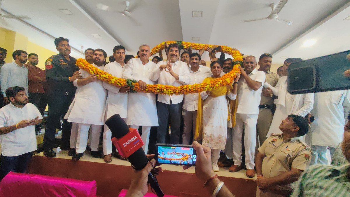 randhirpanihar's tweet photo. आज कलायत में भाजपा के वरिष्ठ नेता एवं ‘बिश्नोई रत्न’ चौधरी कुलदीप बिश्नोई जी की गरिमामयी उपस्थिति में श्री विनोद निर्मल जी द्वारा आयोजित स्नेह मिलन समारोह में सम्मिलित हुआ। इस अवसर पर बड़ी संख्या में उपस्थित उनके साथियों एवं समर्थकों से मुलाकात कर आत्मीय संवाद किया।

ऐसे मिलन आपसी स्नेह, विश्वास और एकजुटता को और मजबूत करते हैं। कुलदीप जी के साथ लंबे समय से जुड़े साथियों से मिलकर बहुत अच्छा लगा और उनके अनुभवों एवं विचारों को सुनने का अवसर मिला।

श्री विनोद निर्मल जी को इस सुंदर आयोजन के लिए हार्दिक बधाई एवं धन्यवाद। सभी साथियों से मिले स्नेह, अपनत्व और सम्मान के लिए हृदय से आभार।
@bishnoikuldeep