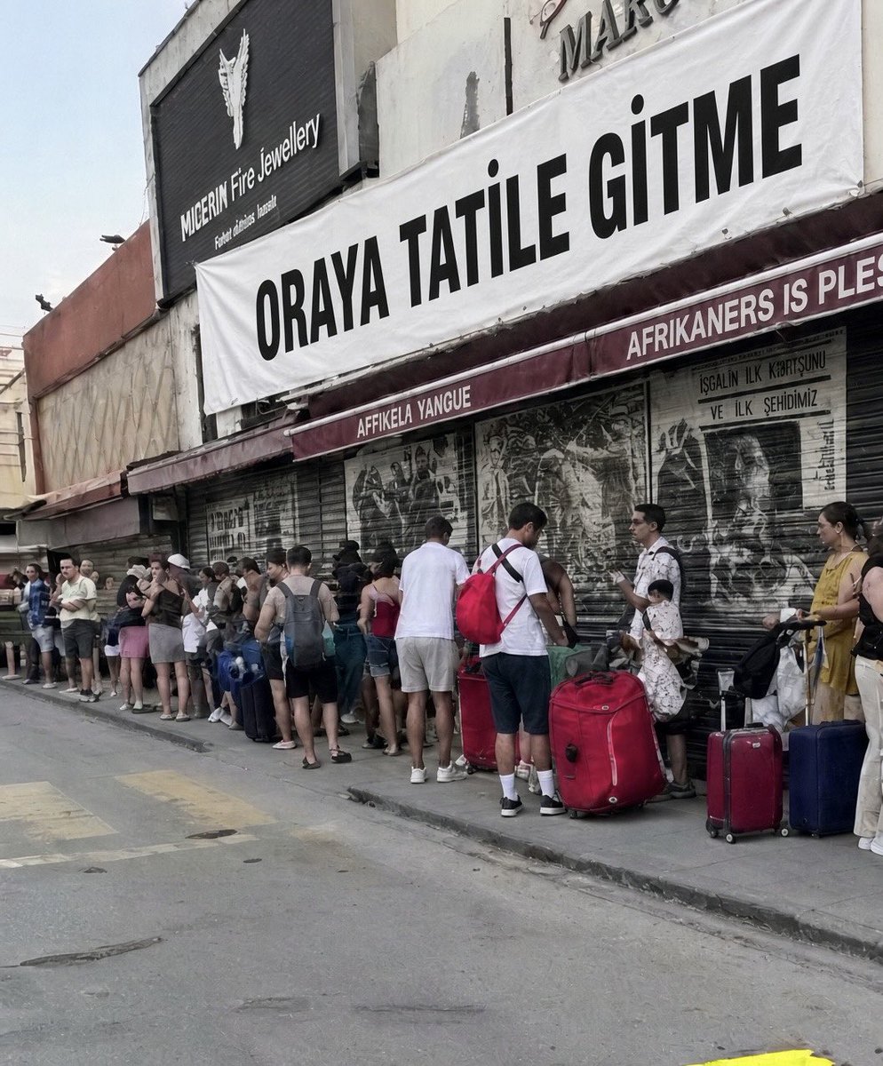 MustafaB49's tweet photo. Midilli’ye, Sakız’a konuşlanacak İsrail füzeleri için katkıda bulunmaya giden vatandaşlarımızın oluşturduğu kuyruklar için benim de bir teklifim var.

En azından uzun kuyruklarda canları sıkılmaz. Biraz okuma iyi gelebilir.

Sn. Bakanım @HakanFidan, “Kapıda Vize” iyi gidiyor mu?