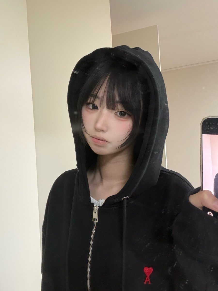 Mooz6qd's tweet photo. 나 머리 잘랐는데 망..했..어…ㅜ https://t.co/fRSmpxEkzG