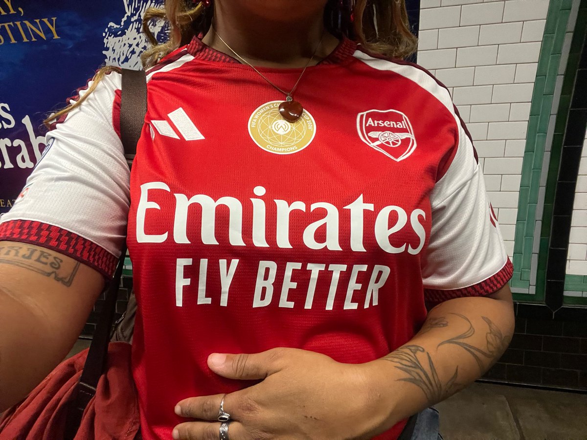 awfclessi's tweet photo. new season, new name on the back (AR23 💫), new world champions badge front and centre https://t.co/RArg469hKh