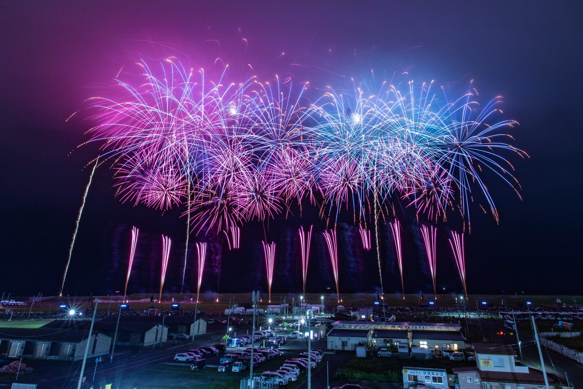 tohoku_hanabi's tweet photo. 🎆 東北未来芸術花火2026、ご来場ありがとうございました。 🎆

今夜は「東北未来芸術花火2026 ～明日へのマーチ 桑田佳祐SP～」へお越しいただき、誠にありがとうございました。

煙の影響により、花火を何度か中断する場面がありましたが、
震災から15年の節目となる今年、桑田佳祐さんの楽曲とともに、皆様と同じ空を見上げて特別な時間を過ごせたことを、スタッフ一同心より嬉しく思っております。

また東北の地で、皆様とお会いできることを楽しみにしております✨
#東北未来芸術花火2026
#明日へのマーチ
#桑田佳祐
#芸術花火