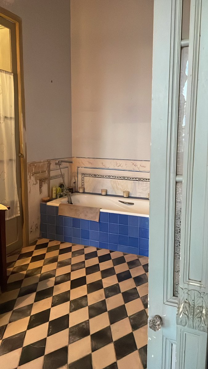 elbauldelapique's tweet photo. Ayer fui a cenar a la casa que tiene en guardia y custodia mi escritorio y ya no existe esa querencia por la belleza absoluta y arrebatadora: cada rincón, cada azulejo, cada lámpara, cada mural, casa peldaño, cada detalle era un obra de arte. https://t.co/NFGmFG9NBD