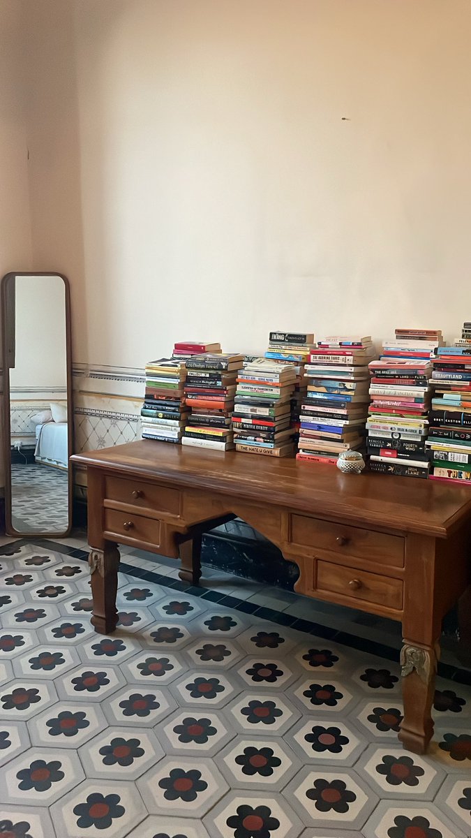 elbauldelapique's tweet photo. Ayer fui a cenar a la casa que tiene en guardia y custodia mi escritorio y ya no existe esa querencia por la belleza absoluta y arrebatadora: cada rincón, cada azulejo, cada lámpara, cada mural, casa peldaño, cada detalle era un obra de arte. https://t.co/NFGmFG9NBD