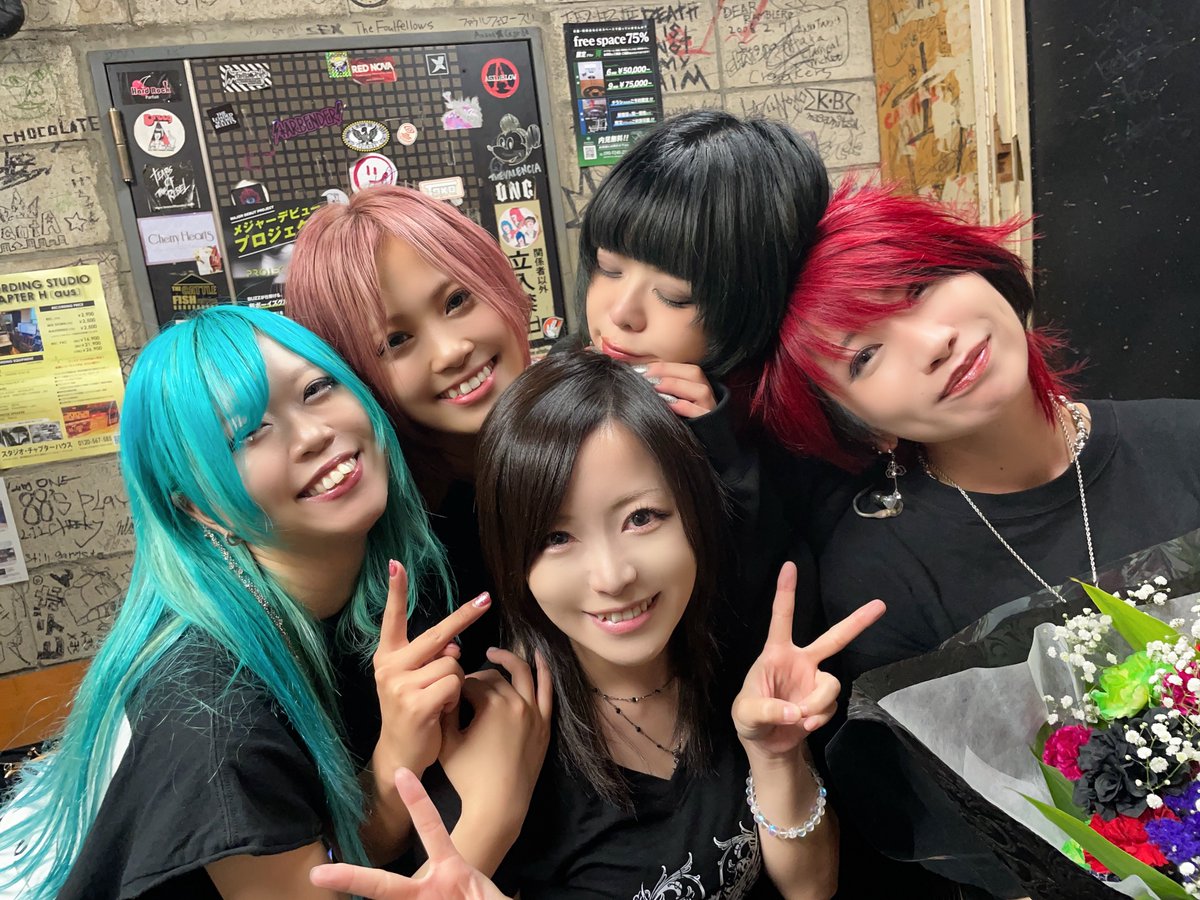 ayaka_aizawa's tweet photo. 渋谷CHELSEA HOTEL
MARKET SHOP STORE 10周年ラストライブ

言葉にできないいろんな感情が溢れてきて、一曲目から泣いてた

大切な仲間の最後。
めっちゃかっこよかったしみんないい顔してた

10年間一緒にたくさんライブしてくれてありがとう！

MAME
Kasumi
NANO
ちーば
チームMSS

大好きだよ！！ https://t.co/z1Tk5WzNp0