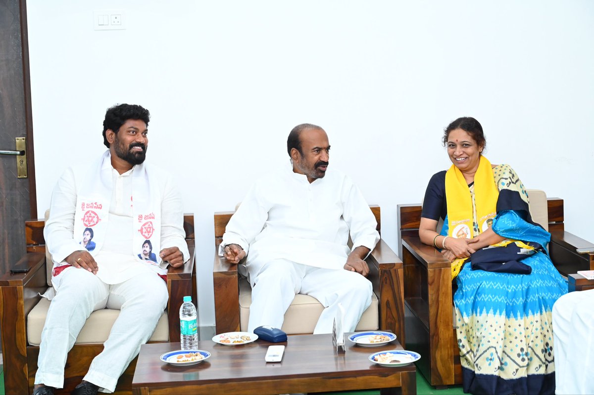 BhaskarYanamala's tweet photo. స్థానిక సంస్థల ఎన్నికల నేపథ్యంలో కూటమి నాయకులతో సన్నాహక సమావేశం

రాబోయే స్థానిక సంస్థల ఎన్నికలను దృష్టిలో ఉంచుకొని ఈరోజు కూటమి నాయకులు, ప్రజాప్రతినిధులు మరియు ముఖ్య కార్యకర్తలతో సమావేశం విజయవంతంగా జరిగింది.

కూటమి ఐక్యతకు ప్రజల మద్దతు తోడైతే విజయం మన సొంతం. https://t.co/tL5qhYM7ej