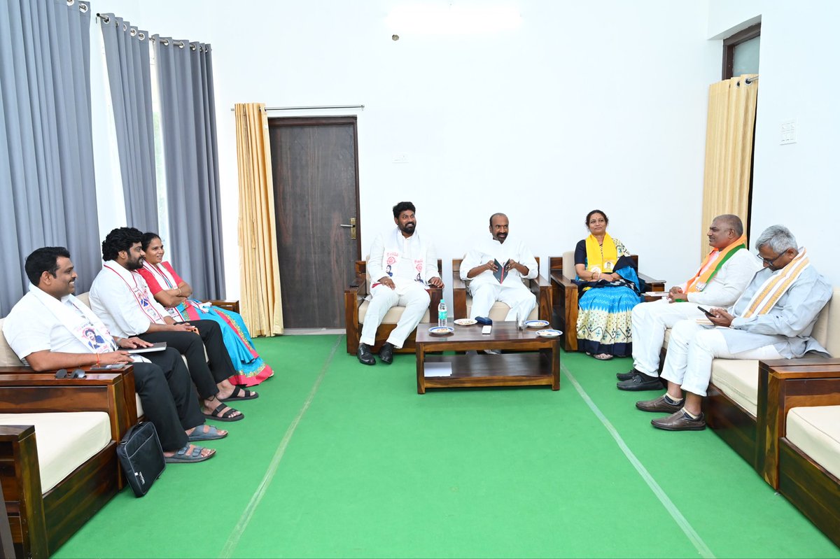 BhaskarYanamala's tweet photo. స్థానిక సంస్థల ఎన్నికల నేపథ్యంలో కూటమి నాయకులతో సన్నాహక సమావేశం

రాబోయే స్థానిక సంస్థల ఎన్నికలను దృష్టిలో ఉంచుకొని ఈరోజు కూటమి నాయకులు, ప్రజాప్రతినిధులు మరియు ముఖ్య కార్యకర్తలతో సమావేశం విజయవంతంగా జరిగింది.

కూటమి ఐక్యతకు ప్రజల మద్దతు తోడైతే విజయం మన సొంతం. https://t.co/tL5qhYM7ej