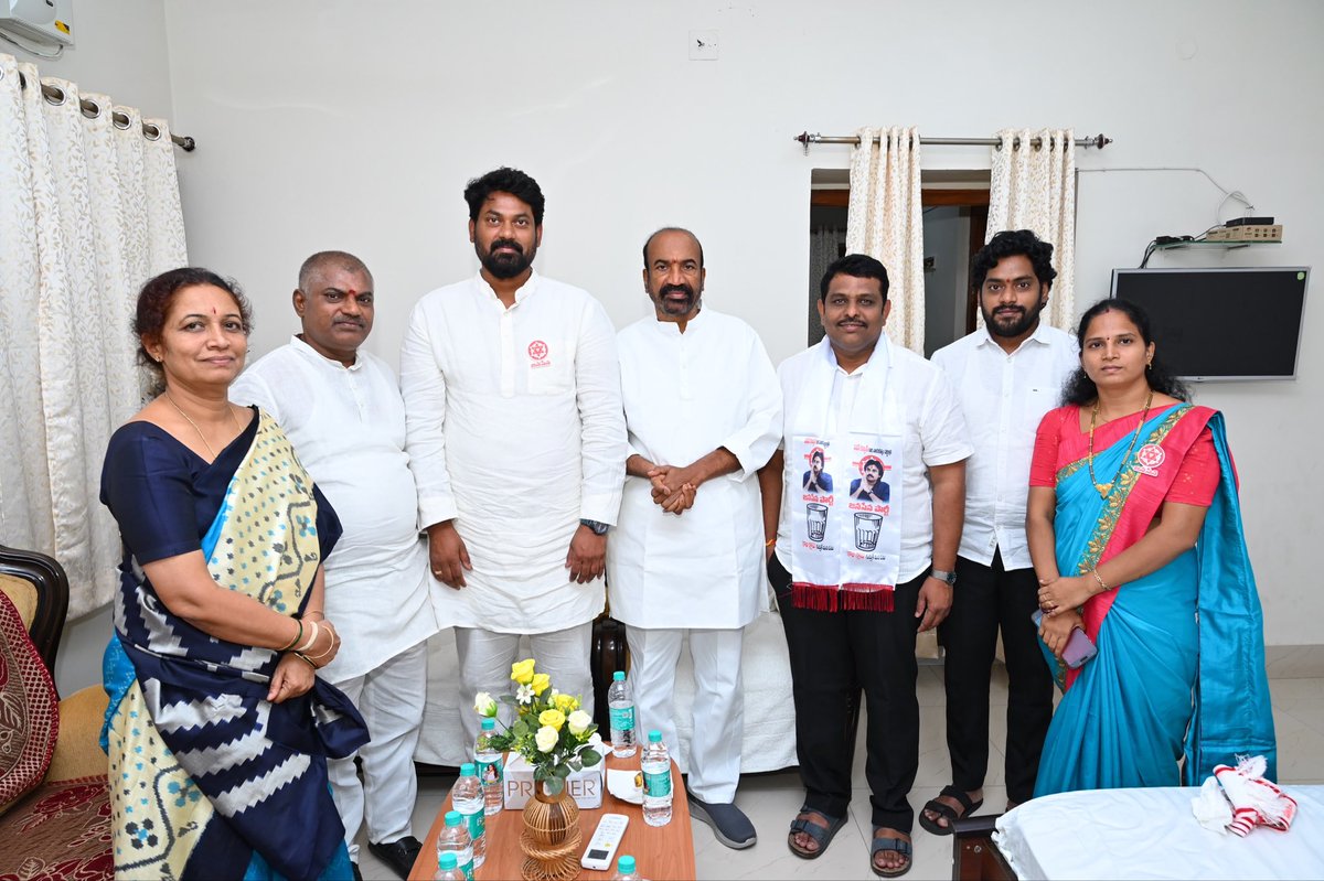 BhaskarYanamala's tweet photo. స్థానిక సంస్థల ఎన్నికల నేపథ్యంలో కూటమి నాయకులతో సన్నాహక సమావేశం

రాబోయే స్థానిక సంస్థల ఎన్నికలను దృష్టిలో ఉంచుకొని ఈరోజు కూటమి నాయకులు, ప్రజాప్రతినిధులు మరియు ముఖ్య కార్యకర్తలతో సమావేశం విజయవంతంగా జరిగింది.

కూటమి ఐక్యతకు ప్రజల మద్దతు తోడైతే విజయం మన సొంతం. https://t.co/tL5qhYM7ej