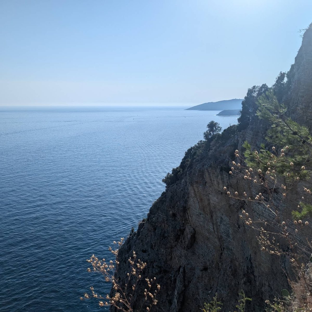JaysonWorchk's tweet photo. Jour 125

Le Monténégro offre des panoramas adriatiques incroyables. Sveti Stefan, inaccessible hors hôtel 5 étoiles, est un concept assez lunaire. Budva et sa vieille ville valent le détour, malgré des plages bondées. Demain : téléphérique puis https://t.co/5EA0QBv7lZ