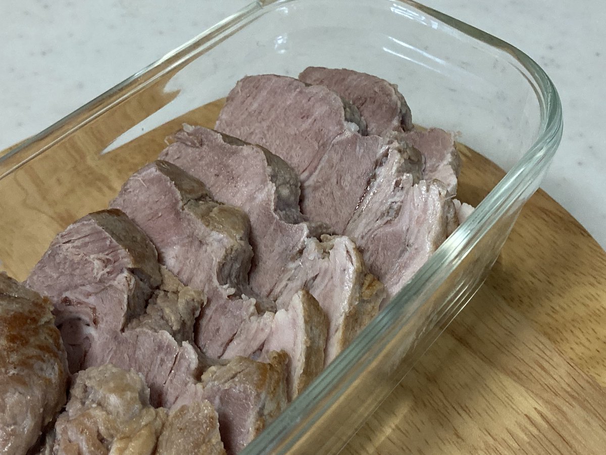 ajiyoikinoene's tweet photo. 白しょうゆを使った自家製ブルーベリーソースが美味しすぎて、これに合うものを作りたい衝動に駆られています笑

昨日、塩茹で豚を作って、鍋ごと冷まして浮いた脂を取り除き、いい塩梅になりました。

Sunny Spiceさんの「種と木の実のお塩」と合わせて美味しくいただきました🩷 https://t.co/ZHWmJ6RmeJ