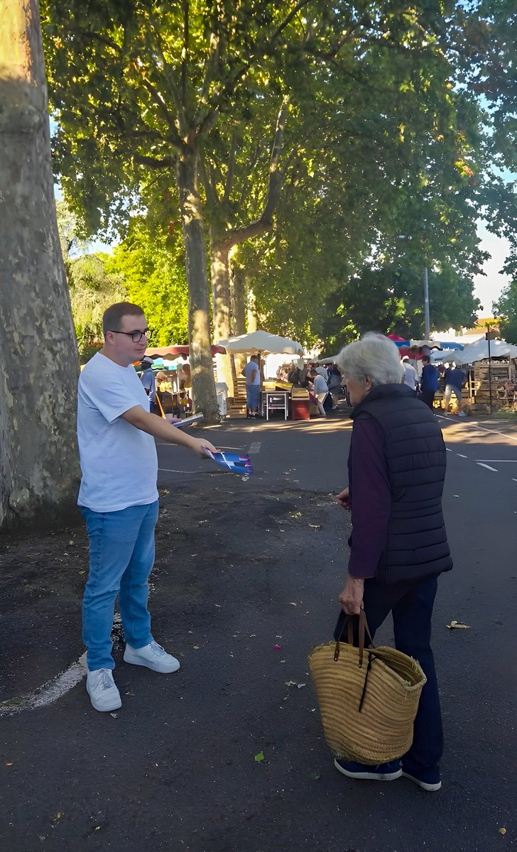 manuelgter's tweet photo. 🗞️ Ce matin, au marché du Pin à Agen, pour échanger avec les habitants et soutenir la candidature de @MLP_officiel à l’élection présidentielle.

#Marine2027

➡️ Soutenez Marine : https://t.co/KgDE16Qb5z
➡️ Rejoignez-nous : https://t.co/ag5ZDvFS37 https://t.co/cy8TegRqru