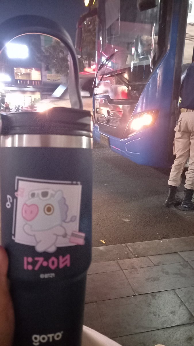 oernjinkive's tweet photo. Mang nya ketinggalan di halte busway 😭
Pas inget busway udah jalan, langsung nyesek tapi tepap berusaha tenang gak panik, dipikirin udah biki sekenario nanti mau balik lagi ke halte sebelumnya meskipun makan waktu 1 jam.
Masih rejeki botolnya dibawa sama bus selanjutnya. https://t.co/9xZ518OYzp