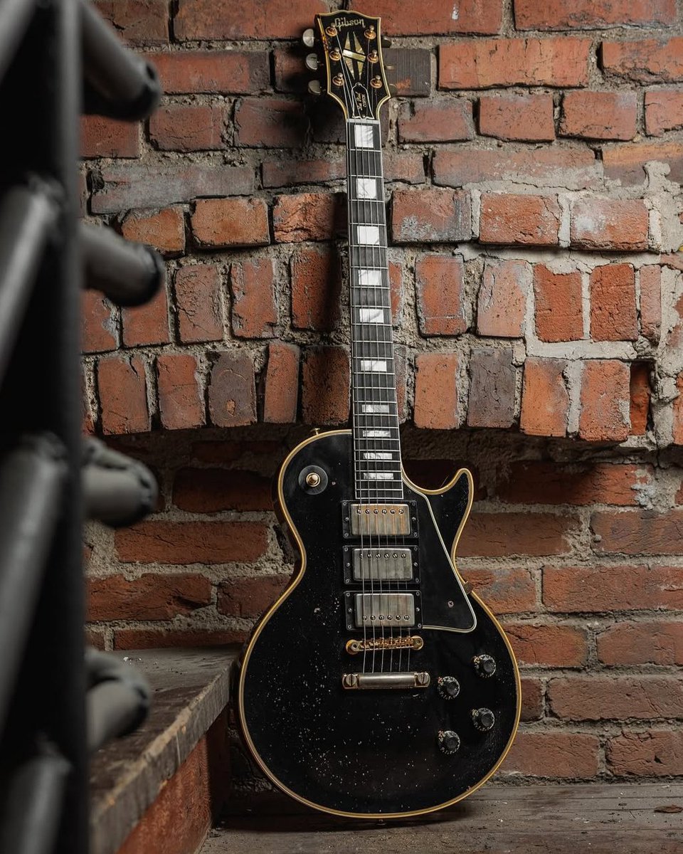 muerdekeroyo's tweet photo. Eric Clapton's 1958 Gibson Les Paul Custom (sn 8 6320) that he played throughout the 1960s and 1970s before finally gifting it to Albert Lee in 1979
#guitar #Gibson #FamousGuitars #EricClapton #AlbertLee #GibSunday https://t.co/ZWEvnPL4XB