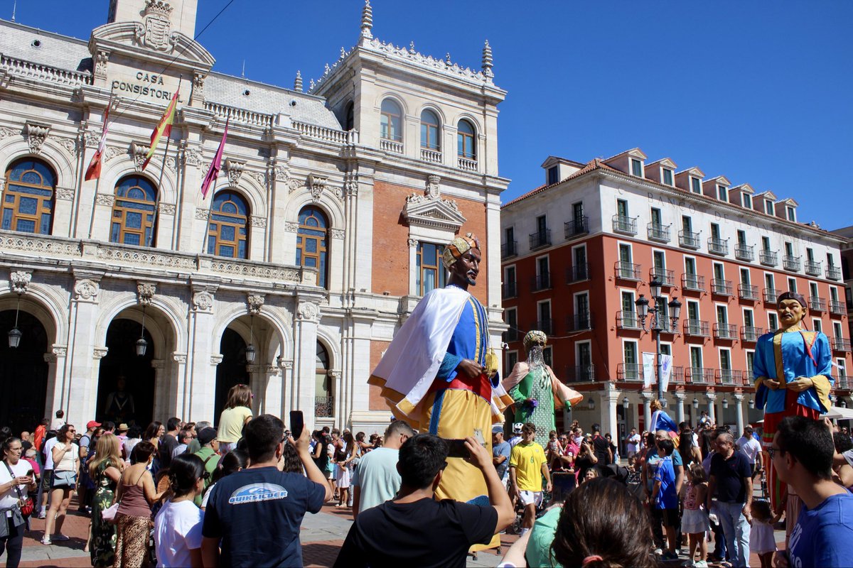 fiestasVLL's tweet photo. Gigantes, cabezudos, música y mucha alegría han recorrido hoy el centro de la ciudad poniendo el broche de oro al último día de la Feria y Fiestas de la Virgen de San Lorenzo 💜

Una tradición que cada año reúne a pequeños y mayores 👧🏻🧒🏻 https://t.co/IohIKpHsah
