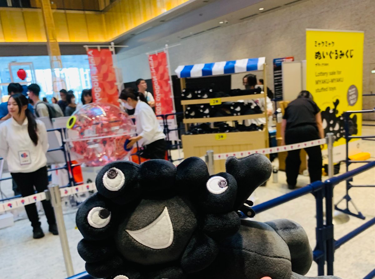 imitation_ring's tweet photo. KITTE名古屋に来たよ✨️
黒ミャクミャクぬいぐるみクジはKITTE名古屋に到着するはるか前に整理券配布終了。
だけど、大阪会場で黒ミャクミャクぬいぐるみクジをひいていたので参加予定は無し。 https://t.co/zUCuFEUGTN