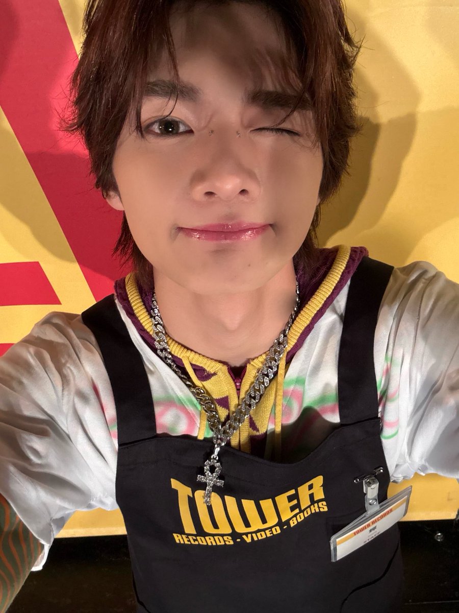 aoen_members's tweet photo. TOWER RECORDS SHIBUYAさんありがとうございました！
今日もたくさんのaoringと話せて楽しかったです！
また会いましょう🦢

#aoen_ハジマリCOLOR
#aoen #アオエン #輝 #HIKARU https://t.co/H9UtCGs61f