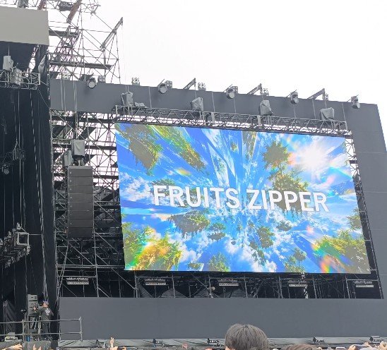 Ibukey_33's tweet photo. 改めてロッキン最高だった！
ふるっぱーのロッキンらしいアップテンポなセトリから始まって最高潮に盛り上がって、宮本浩次や優里、マカえんなど名だたるアーティストのLIVEを聴けて超楽しかった！最後もBUMPの天体観測初めて聴けて良かった！！
 #FRUITSZIPPER
 #ロッキン https://t.co/C9W7xiR85x