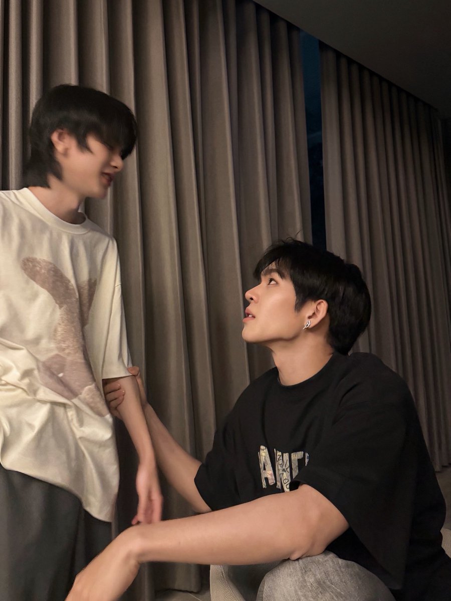 kerdomundi's tweet photo. ก็ในเมื่อน้องว่านจะเอาเติร์ดไป(เติร์ดไปเอง) งั้นพี่ขอเอาเร็นจิมาแลกนะคะ ถือเสียว่าทั้งสองคนเป็นทูตกระชับความสัมพันธ์ระหว่าง our house กับ we ent. ก็แล้วกันค่ะ บัสกิ้งวันนี้รบกวนเก็บอาการนิดนึงเนอะ หมายถึงแฟนคลับค่ะ ถ้าเก็บไม่ไหวก็อัพติดแท็กแฉให้ขึ้นเทรนด์โลกไปเลย🫰🏻🥹😌  

MR FANBOY BUSKING
#บัสกิ้งแฟนบอย