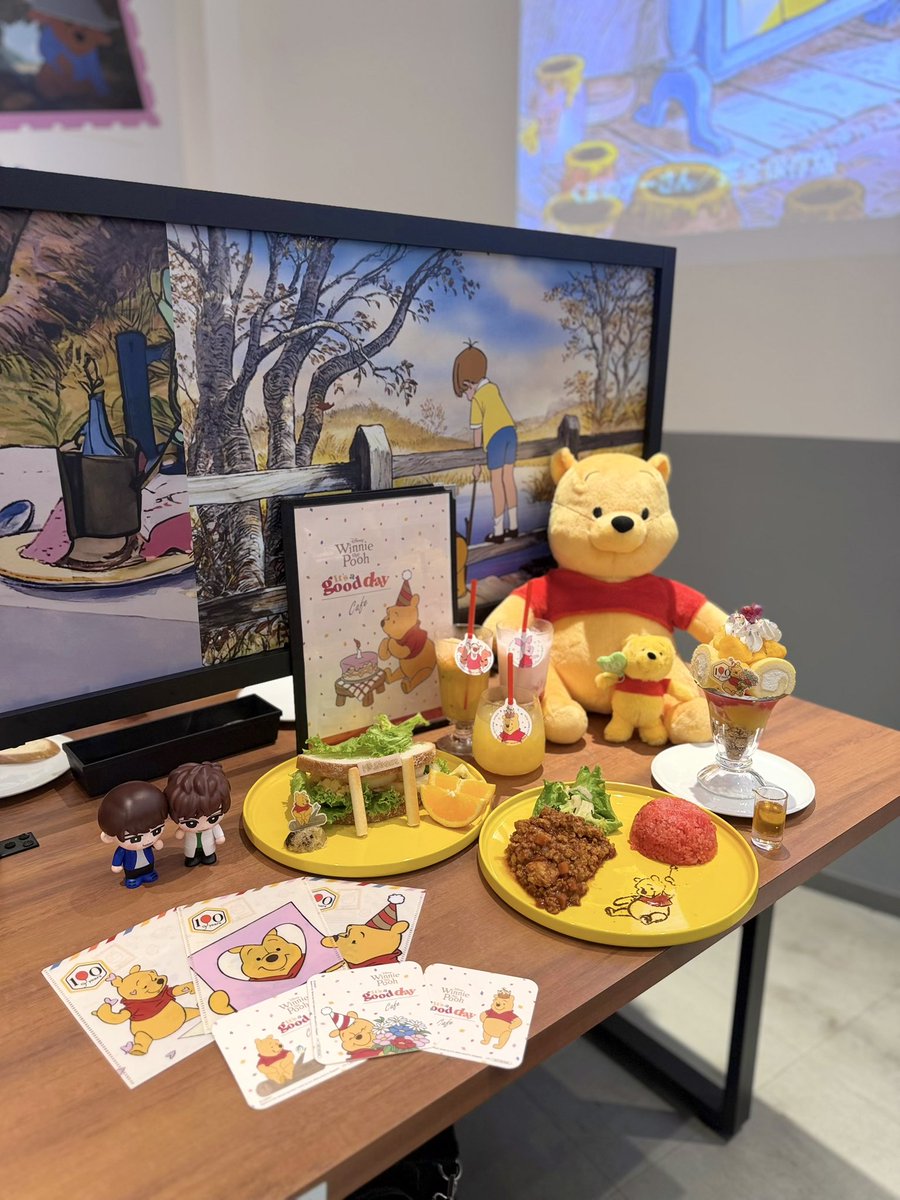 ii27dol's tweet photo. 素敵な企画を主催してくださりありがとうございます🍯🐝♡

私はあべくんが原作デビュー100周年のスペシャルアンバサダーに就任してからのプーさんファンなのですが、プーさんに出てくる言葉は、小さな子どもでも分かるようなシンプルな言葉の中に、大人の心にも響く本質的なメッセージが込められているところに、とても虜になっています⊂˙꒳​˙)💘💫⭐︎

中でも私が大好きなのは『君と過ごすどんな日も僕のお気に入りの日だ』です꒰՞⸝⸝ᴗ ·̫ ᴗ⸝⸝՞꒱💕この言葉と出逢って、あべくんと過ごす毎日は決して当たり前ではなく、かけがえのない特別な時間なんだと改めて再確認出来ました.ᐟ.ᐟ✨️

私にとっての #プーさんタイム は、そんなまったりとした時間の中で、あべくんやすのーまんさんのことを見ている時間です🕒✩

たくさんの情報が溢れている世界で、つい周りを見渡すと「何かをしないと…」と焦ってしまうけれど、プーさんに出会って、プーさんのように自分のペースでゆっくりと「なにもしないをして」、心に余裕を持ち、自分や周りの人をこれからも大切にしていきたいです💭💞

ご縁がありますように🧸🍀︎💛⟡.·

#プーさんタイムスペシャルイベントご招待