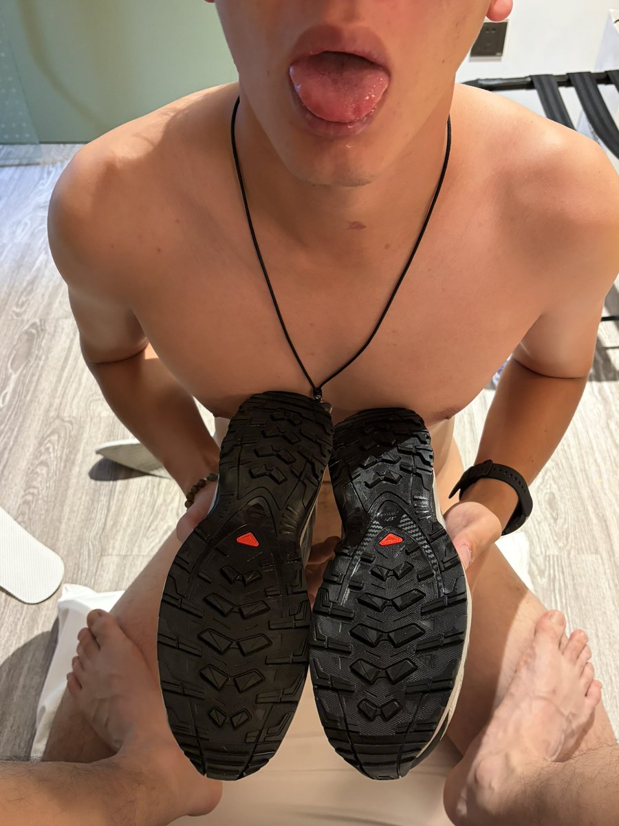 Alone6sf's tweet photo. 给爹鞋底都舔反光了🤨 https://t.co/AjUrkOaffc