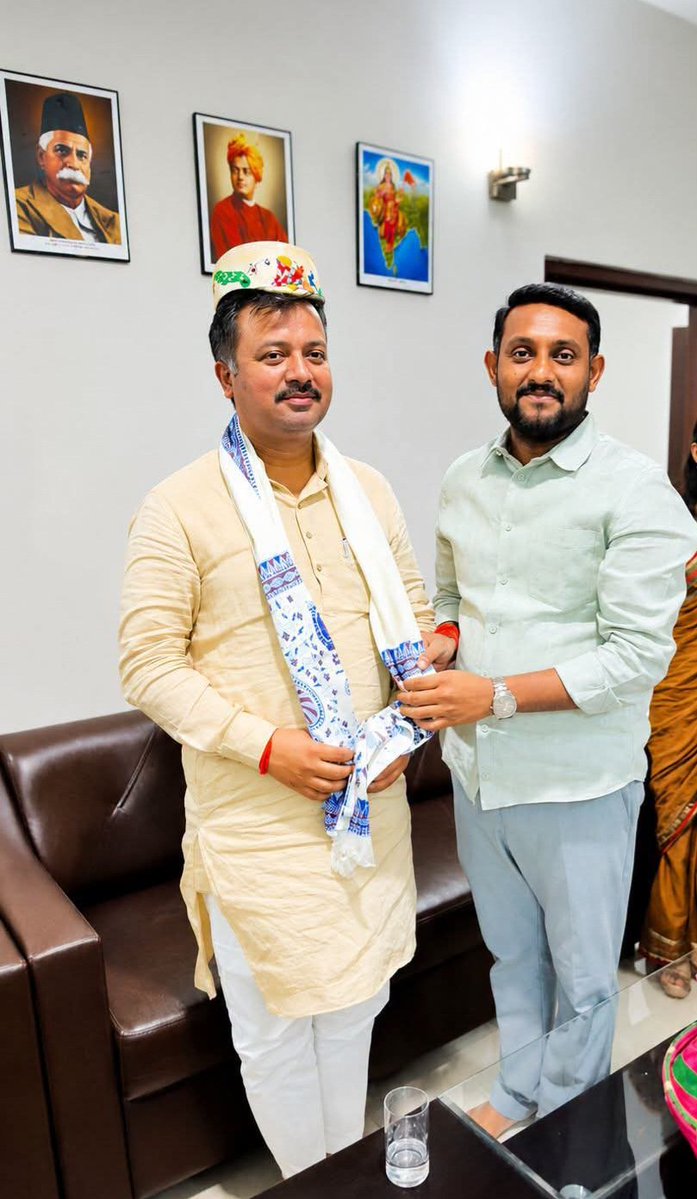 SRajsujeet's tweet photo. विश्व के सबसे बड़े छात्र संगठन अखिल भारतीय विद्यार्थी परिषद (ABVP) के राष्ट्रीय संगठन मंत्री, मां भारती की सेवा में लीन रहने वाले,आदरणीय श्री आशीष चौहान जी भाई साहब को जन्मदिवस की  हार्दिक शुभकामनाएं। 

महादेव से कामना है कि आप सदैव स्वस्थ और प्रसन्न रहें !🙏
@AshishSainram https://t.co/WveR44O5zf
