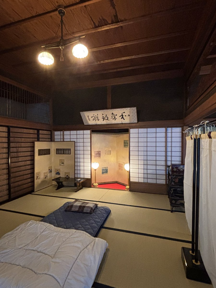 kenchiku_youkan's tweet photo. 明日から泊まり込みで東京にある博物館の学芸員さんが調査に来てくださるので裏座敷を寝所に設えました。 https://t.co/RvWCSLFCzW