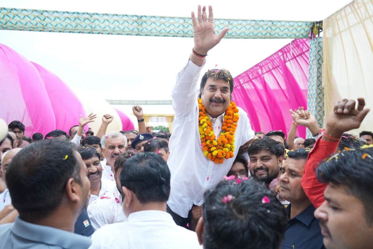 Anil_Kumar1556's tweet photo. कलायत की महान जनता का दिल से आभार चौधरी @bishnoikuldeep जी इतना मान सम्मान करने के लिए।। 
@bbhavyabishnoi @randhirpanihar https://t.co/lIX8w7Mw0N
