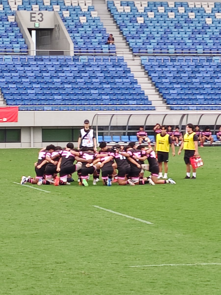 mblc4918's tweet photo. 試合前のハドル
キュンとしました

#日本大学ラグビー部 https://t.co/UmVZo5IQba