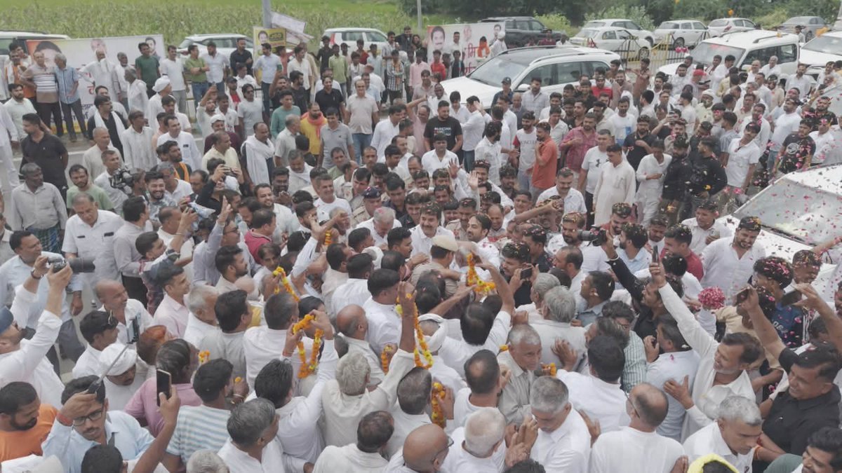 Anil_Kumar1556's tweet photo. कलायत की महान जनता का दिल से आभार चौधरी @bishnoikuldeep जी इतना मान सम्मान करने के लिए।। 
@bbhavyabishnoi @randhirpanihar https://t.co/lIX8w7Mw0N