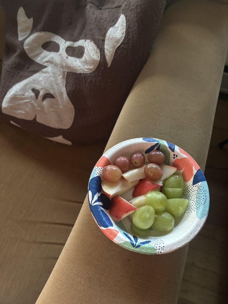 TheMonkeyDiet's tweet photo. Making breakfast interesting w remaining fruit in the house 🐵☀️ this will last a few hours til lunch! F%ck fruit smoothies ! Lol 😂 https://t.co/wEbKFEz31I https://t.co/e6CXIzyvlY
