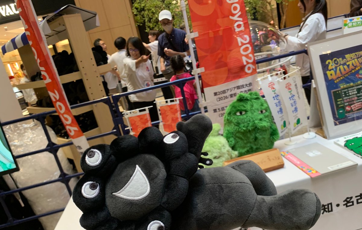 imitation_ring's tweet photo. モリゾー＆キッコロとも記念撮影📸
あ、キッコロが隠れちゃったミャク～。 https://t.co/i2RRydD0ze