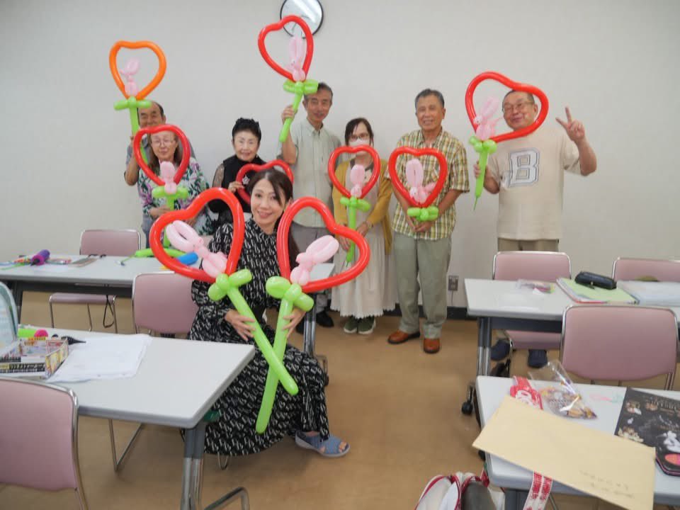 rena_magic's tweet photo. 今日のマジシャンイーグルズ例会は
【RENAのバルーンレクチャー会】です。

バルーンをはじめてチャレンジャする方が多く
結ぶのにも
悪戦苦闘しながら、笑い声が絶えない楽しい時間になりました。
みんなで楽しく学んで、たくさん笑って、今回も充実した例会になりました😊

#RENAバルーンレクチャー https://t.co/aReQAUWa75