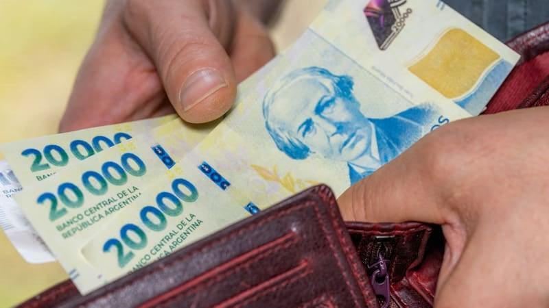 Cronistacom's tweet photo. La otra inflación: el costo invisible de comprar a crédito lo más básico https://t.co/jw7FyfZ9fC https://t.co/GbU1ktuggt