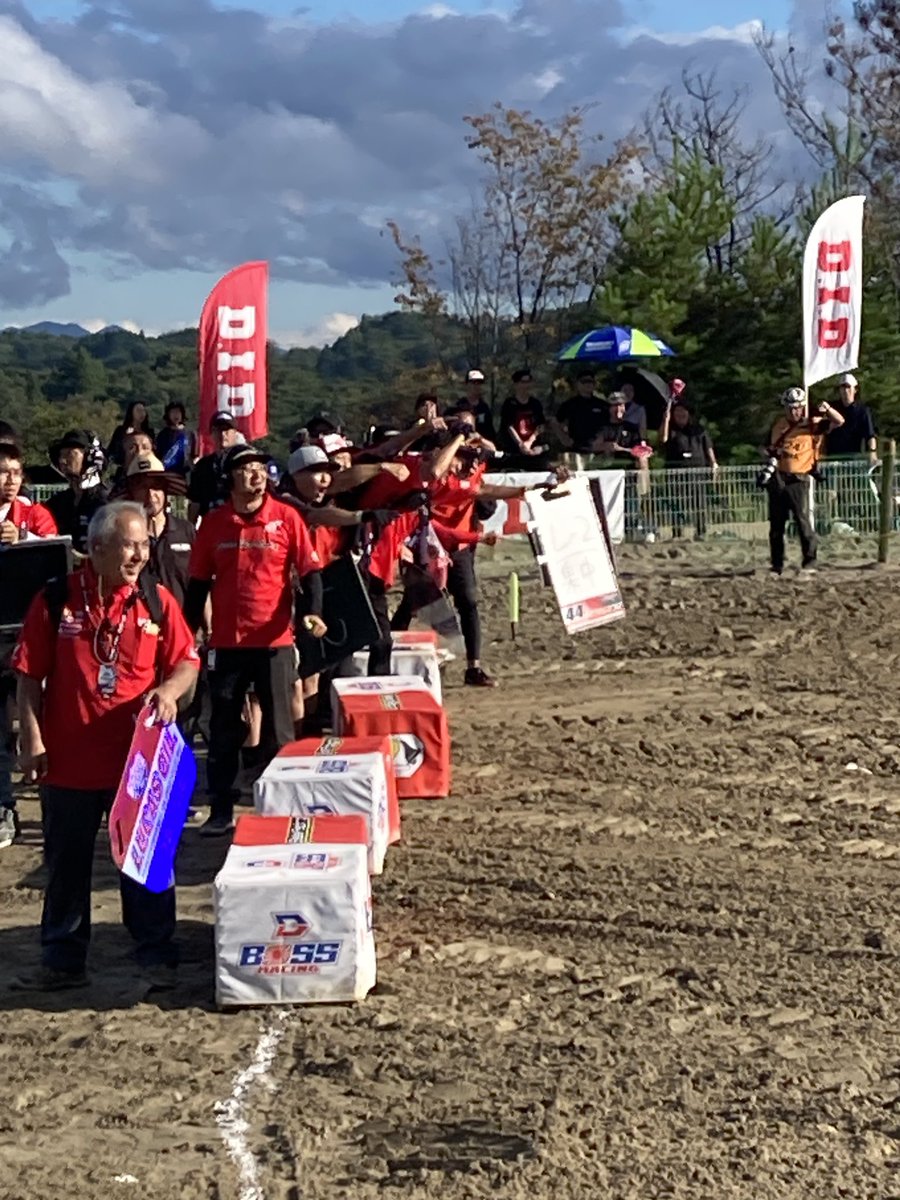 ekakiyatama's tweet photo. サインいろいろ

ちなみに、今回スポット参戦の小島庸平選手へメカのたーにーからのサインはヒート1「開幕戦スタート」でヒート3「最終戦スタート」だっておっしゃってました。
#jmx https://t.co/3eOxl6Htol