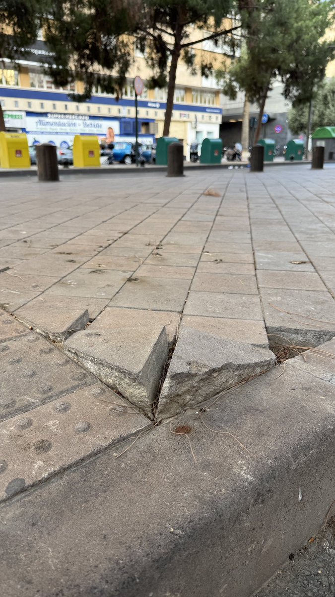 luisalcazar_'s tweet photo. De vez en cuando paso por el lugar de una incidencia que comuniqué mediante la aplicación Tu Murcia y descubro, con auténtico alborozo, que ya está solucionada. La ausencia de aviso municipal aporta a la experiencia una emoción inesperada. https://t.co/fwfuKFswKw