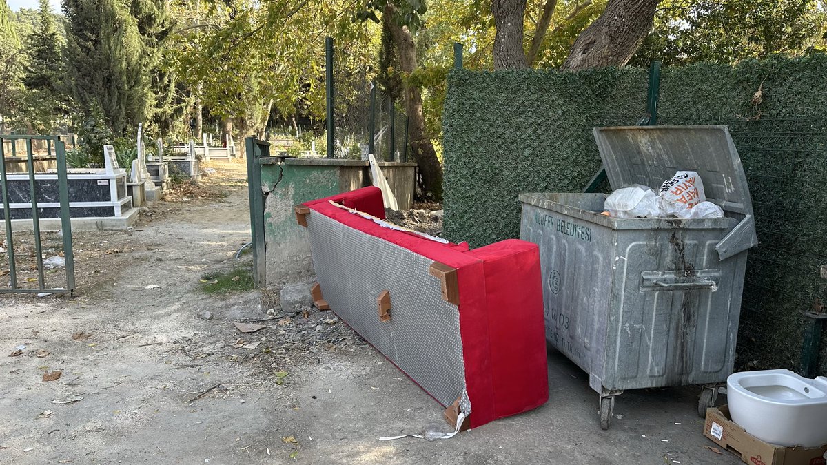 doguscb's tweet photo. @BBBDestek 

Merhaba,
Demirci Mezarlığı - Nilüfer’in hali çok kötü, maalesef çöp dolu. 

Burayı bir ekip temizleyemez mi? https://t.co/ifQepPGewM