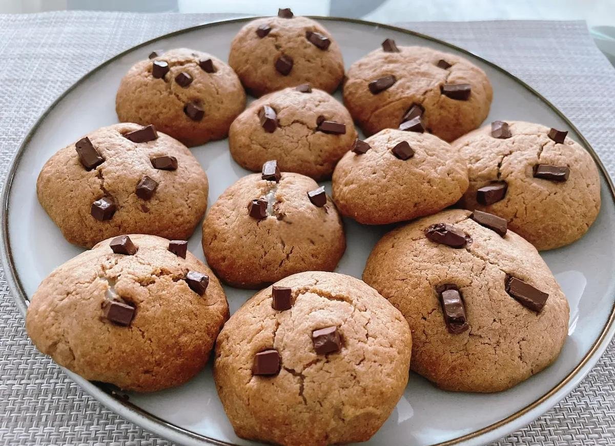 TranPinsonzzc's tweet photo. Just shared my favorite homemade chocolate chip cookies with the neighbors—warm, chewy, and way better than store-bought!  Snacking + community = pure joy!； https://t.co/ZRfLQdzpeN