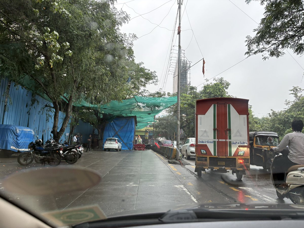 Knightmare4Lyf's tweet photo. Hello @TMCaTweetAway Why is an entire road closed for this mandal’s Ganpati? This is on the Fatima Church road outside Ashar Pulse at the busy Majiwada Junction. Isn’t this public nuisance?
#Thane https://t.co/Y20GIzrDlO