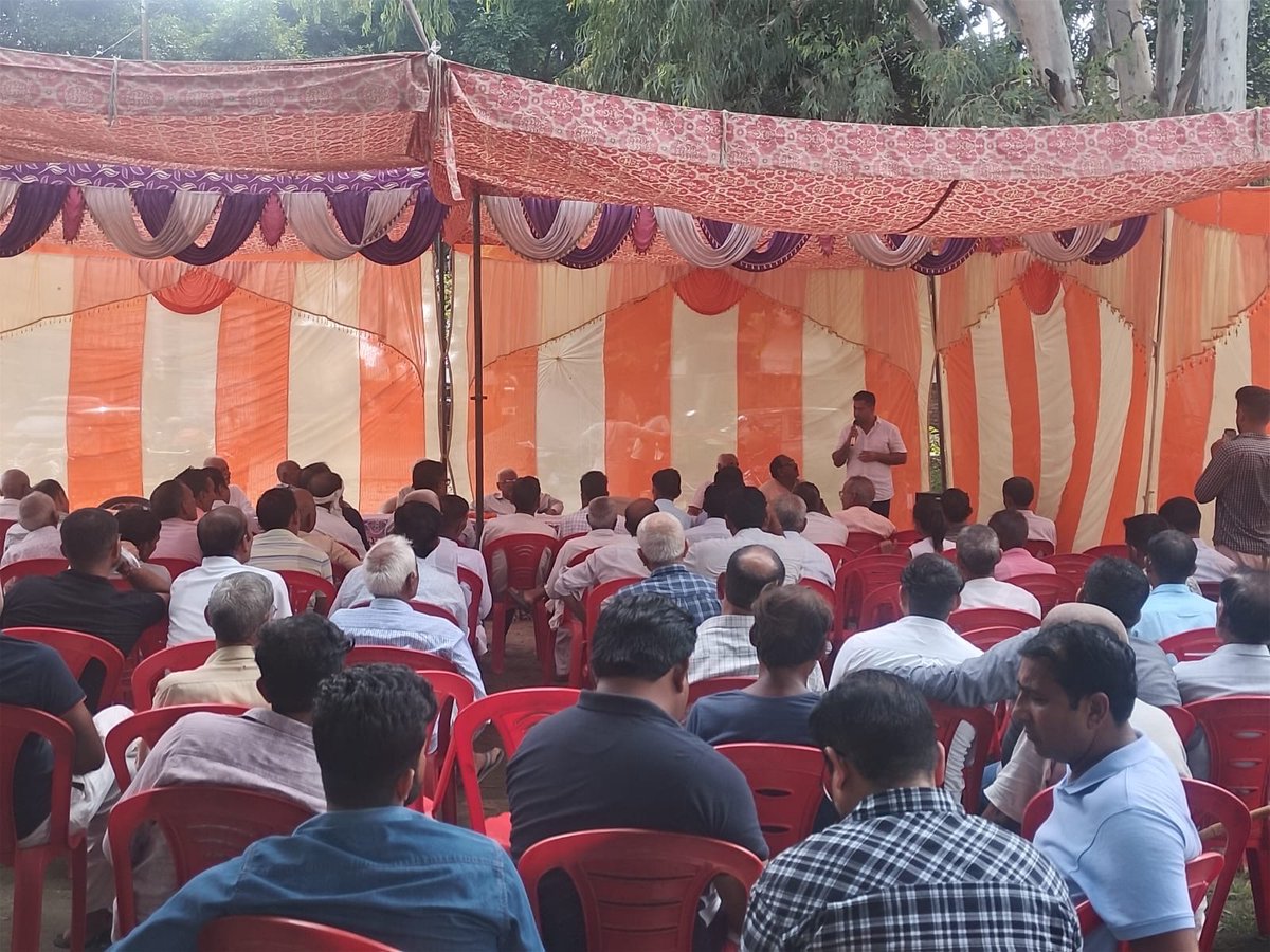 RLDVirendra's tweet photo. अंकुल चौधरी ने कार्यकर्ताओं से संगठन को बूथ स्तर तक मजबूत करने का किया आह्वान

चांदपुर विधानसभा-23 के ग्राम घून्दली और मोहनपुर में राष्ट्रीय लोकदल की ओर से आयोजित जनसंपर्क एवं कार्यकर्ता बैठकों में युवा नेता अंकुल चौधरी ने मुख्य वक्ता के रूप में क्षेत्रवासियों और कार्यकर्ताओं को संबोधित किया। उन्होंने संगठन को बूथ स्तर तक मजबूत करने, अधिक से अधिक युवाओं को पार्टी से जोड़ने तथा राष्ट्रीय अध्यक्ष एवं केंद्रीय मंत्री चौधरी जयंत सिंह जी की नीतियों और विचारों को घर-घर पहुंचाने का आह्वान किया।

अंकुल चौधरी ने कहा कि आगामी 2027 विधानसभा चुनाव को ध्यान में रखते हुए कार्यकर्ताओं को अभी से संगठन की मजबूती के लिए सक्रिय भूमिका निभानी होगी। उन्होंने युवाओं से आगे आकर राष्ट्रीय लोकदल की विचारधारा को जन-जन तक पहुंचाने तथा प्रत्येक बूथ पर मजबूत संपर्क और संवाद स्थापित करने की अपील की।

ग्राम घून्दली में आयोजित कार्यक्रम की अध्यक्षता फौजी शशि कुमार ने की तथा संचालन डॉ. नरदेव सिंह ने किया। इस अवसर पर घासीराम, देशराज सिंह, वेदवृत, कावेन्द्र सिंह, मानपाल सिंह, महावीर सिंह, राजवर्धन, दिनेश कुमार और बबलू चौधरी सहित अन्य वक्ताओं ने भी अपने विचार रखे।

ग्राम मोहनपुर में आयोजित कार्यक्रम की अध्यक्षता बलवान सिंह ने की तथा संचालन सुबोध कुमार ने किया। यहां प्रधान समरपाल, सुरेश कुमार, ओमपाल सिंह, छत्रपाल सिंह, महेश कुमार, विक्रम सिंह, बलवंत सिंह, जितेंद्र कुमार, महेंद्र सिंह, रामपाल सिंह, संजीव कुमार, नरपाल सिंह, धीर सिंह, महिपाल सिंह, राजपाल सिंह, हरिपाल सिंह एवं धर्मेंद्र सहित बड़ी संख्या में ग्रामवासी और कार्यकर्ता मौजूद रहे।

कार्यक्रम के दौरान कार्यकर्ताओं ने संगठन को मजबूत बनाने और आगामी विधानसभा चुनाव में सक्रिय भागीदारी निभाने का संकल्प व्यक्त किया।