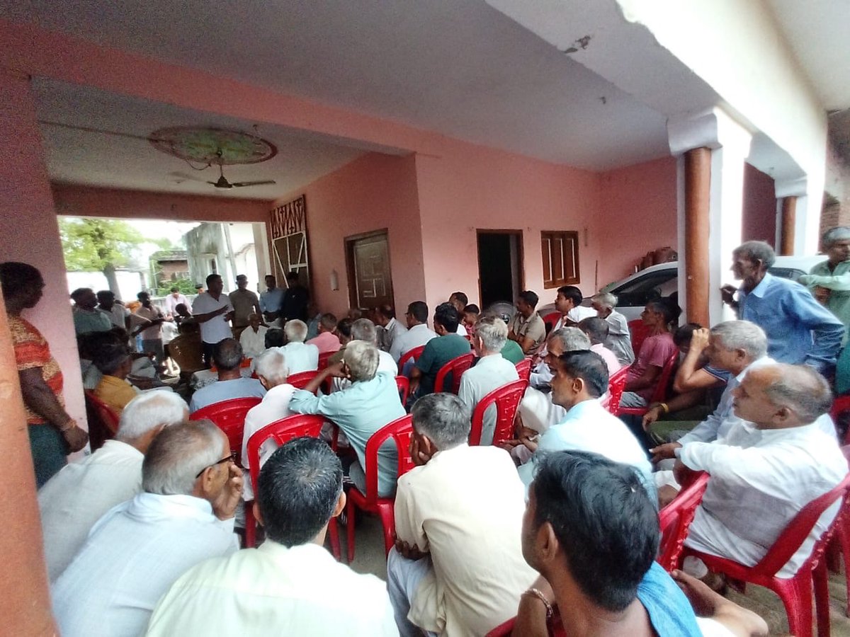 RLDVirendra's tweet photo. अंकुल चौधरी ने कार्यकर्ताओं से संगठन को बूथ स्तर तक मजबूत करने का किया आह्वान

चांदपुर विधानसभा-23 के ग्राम घून्दली और मोहनपुर में राष्ट्रीय लोकदल की ओर से आयोजित जनसंपर्क एवं कार्यकर्ता बैठकों में युवा नेता अंकुल चौधरी ने मुख्य वक्ता के रूप में क्षेत्रवासियों और कार्यकर्ताओं को संबोधित किया। उन्होंने संगठन को बूथ स्तर तक मजबूत करने, अधिक से अधिक युवाओं को पार्टी से जोड़ने तथा राष्ट्रीय अध्यक्ष एवं केंद्रीय मंत्री चौधरी जयंत सिंह जी की नीतियों और विचारों को घर-घर पहुंचाने का आह्वान किया।

अंकुल चौधरी ने कहा कि आगामी 2027 विधानसभा चुनाव को ध्यान में रखते हुए कार्यकर्ताओं को अभी से संगठन की मजबूती के लिए सक्रिय भूमिका निभानी होगी। उन्होंने युवाओं से आगे आकर राष्ट्रीय लोकदल की विचारधारा को जन-जन तक पहुंचाने तथा प्रत्येक बूथ पर मजबूत संपर्क और संवाद स्थापित करने की अपील की।

ग्राम घून्दली में आयोजित कार्यक्रम की अध्यक्षता फौजी शशि कुमार ने की तथा संचालन डॉ. नरदेव सिंह ने किया। इस अवसर पर घासीराम, देशराज सिंह, वेदवृत, कावेन्द्र सिंह, मानपाल सिंह, महावीर सिंह, राजवर्धन, दिनेश कुमार और बबलू चौधरी सहित अन्य वक्ताओं ने भी अपने विचार रखे।

ग्राम मोहनपुर में आयोजित कार्यक्रम की अध्यक्षता बलवान सिंह ने की तथा संचालन सुबोध कुमार ने किया। यहां प्रधान समरपाल, सुरेश कुमार, ओमपाल सिंह, छत्रपाल सिंह, महेश कुमार, विक्रम सिंह, बलवंत सिंह, जितेंद्र कुमार, महेंद्र सिंह, रामपाल सिंह, संजीव कुमार, नरपाल सिंह, धीर सिंह, महिपाल सिंह, राजपाल सिंह, हरिपाल सिंह एवं धर्मेंद्र सहित बड़ी संख्या में ग्रामवासी और कार्यकर्ता मौजूद रहे।

कार्यक्रम के दौरान कार्यकर्ताओं ने संगठन को मजबूत बनाने और आगामी विधानसभा चुनाव में सक्रिय भागीदारी निभाने का संकल्प व्यक्त किया।