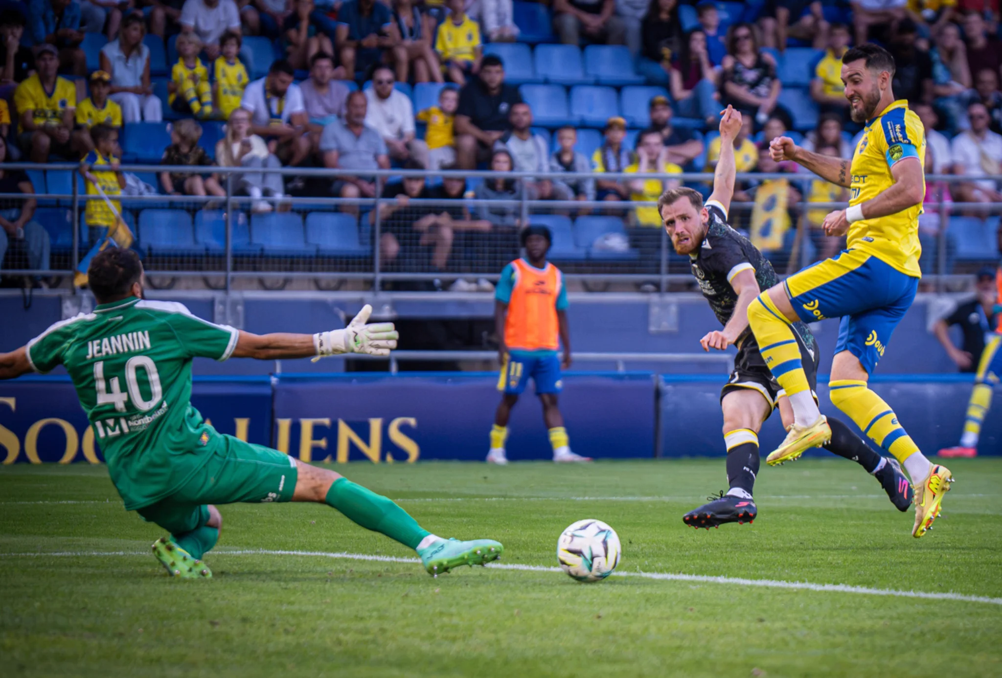 sochaux_lapin 🇺🇦 on X: "📊 Jeannin toujours en tête ao nombre total  d'arrêts en @Ligue2BKT, avec en prime son 4ème clean-sheet de la saison !  #FCSMFCN 🥇 𝗠𝗲𝗵𝗱𝗶 𝗝𝗲𝗮𝗻𝗻𝗶𝗻 24 🥈 Ngapandouetnbu (