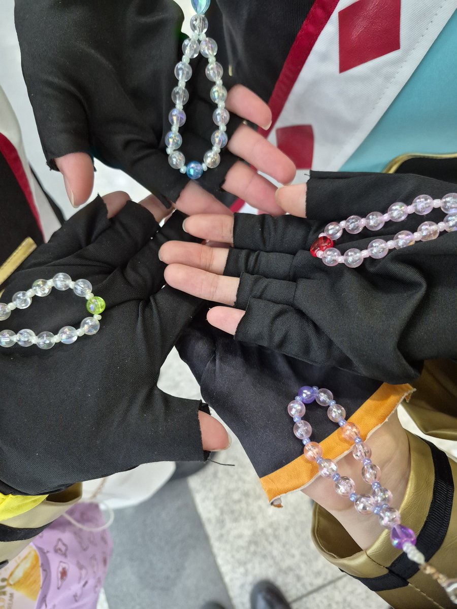 Nonbiku's tweet photo. 모두 어깨에 소중한 선물 달고 무대했어요🫶 떨어질까봐 너무 무서웠어요ㅠㅠ 하지만 꼭 이 선물을 가지고 무대위에 서고 싶었어요 정말 감사합니다🥹🥹 덕분에 힘내서 더 열심히 무대 진행할 수 있었어요🩷 https://t.co/2sIWOLna5v
