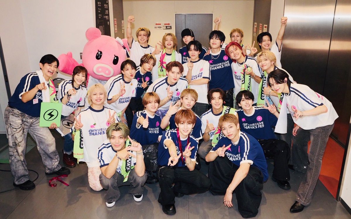 shimono_kousiki's tweet photo. 『 #CDTVライブライブ秋の大感謝祭2026 』最終日DAY3も…皆さん、お疲れさまでした〜っ🙏
めちゃくちゃ盛り上がったし、「しもちゃ〜ん」「えとちゃ〜ん」って声も聞こえて、嬉しかった〜っ☺️
ホント、ありがとうございましたっ🙇‍♂️

#CDTVライブライブ https://t.co/9zVtuDN9Uf