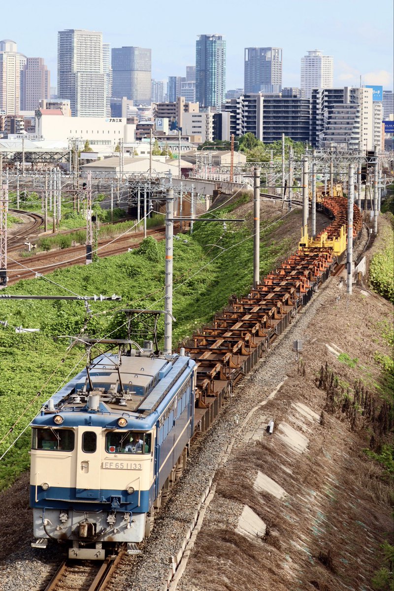 lapinlapin99999's tweet photo. 新山口工臨
工8389レ
EF65 1133 + チキ12B
長岡京からの追っかけ。到着してみると既にたくさんの方が😱なんとか隅の方で場所の確保はできましたが、やはりここは大人気ですね。
通過10分前に晴れてくれて、まさに奇跡でした✨
2026/09/13
#EF65 #EF65PF #新山口工臨 #工臨 https://t.co/CyBHUzAnRI