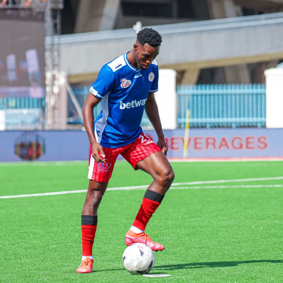 RevocatusMagum1's tweet photo. 🚨Anicet Oura the ball dancer yupo kuwapa wanamsimbazi ubora wa hali ya juu leo.

Oura atacheza nafasi yake pendwa mbavu ya kushoto huku kule kulia ni mzee mwenyewe Libasse Gueye huku hapa kati kati pakirainishwa na Clatous Chama pamoja na Neo Gift maema kwa chini yao yupo Kagoma https://t.co/esXFLrWLLu