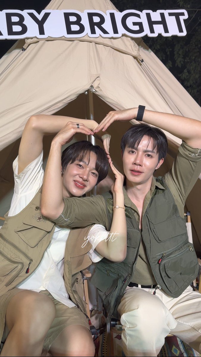 yokbttt's tweet photo. ขอท่าหัวใจติดลิขสิทธิ์ ทุลักทุเลนิดหน่อยแต่ทำได้เองไม่ต้องบรีฟเลย 5555555 น่ารักมากจัง 💖🐶🐱

@zee_pruk @CwrNew #ZeeNuNew 
ZEENUNEW ZON WITH BBB
#ZNNxTheUltimateCamp https://t.co/ghWoEje9j1