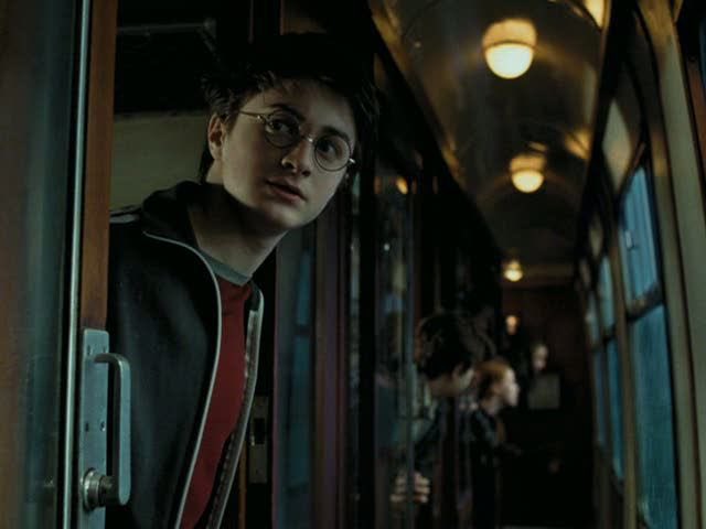 ProfessorDum's tweet photo. Interessante que é justamente em Harry Potter e o Prisioneiro de Azkaban, que é o melhor filme da saga, que o Daniel Radcliffe estava no auge da sua beleza.

Como pode a vida fazer ele atingir o pico de sua beleza humana justamente no melhor filme da saga? Que magia poderosa! https://t.co/op69FoN2TX