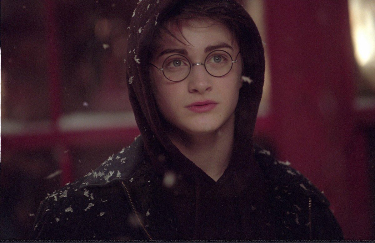 ProfessorDum's tweet photo. Interessante que é justamente em Harry Potter e o Prisioneiro de Azkaban, que é o melhor filme da saga, que o Daniel Radcliffe estava no auge da sua beleza.

Como pode a vida fazer ele atingir o pico de sua beleza humana justamente no melhor filme da saga? Que magia poderosa! https://t.co/op69FoN2TX