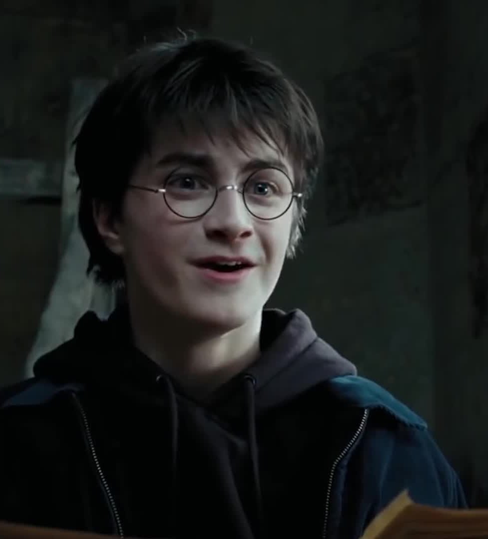 ProfessorDum's tweet photo. Interessante que é justamente em Harry Potter e o Prisioneiro de Azkaban, que é o melhor filme da saga, que o Daniel Radcliffe estava no auge da sua beleza.

Como pode a vida fazer ele atingir o pico de sua beleza humana justamente no melhor filme da saga? Que magia poderosa! https://t.co/op69FoN2TX