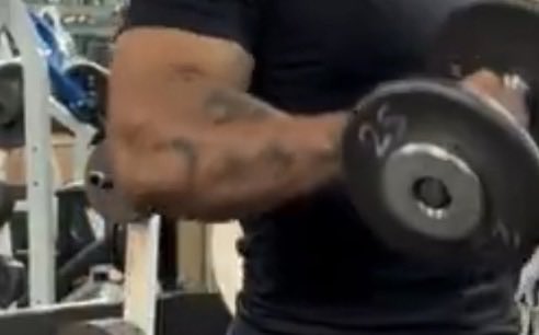 Justfaruuq's tweet photo. @steventaughtme @JGreenHA81 @SIRCRESPO @Sayitaintstro Watch from 0:48 or whenever the video starts to 0:40 and watch closely when he raises the dumbbells and tries to turn them… if it’s just biceps curls that’s a perfect form but with that kind of exercise maybe lower weight would’ve worked better. https://t.co/HiISe08HuY
